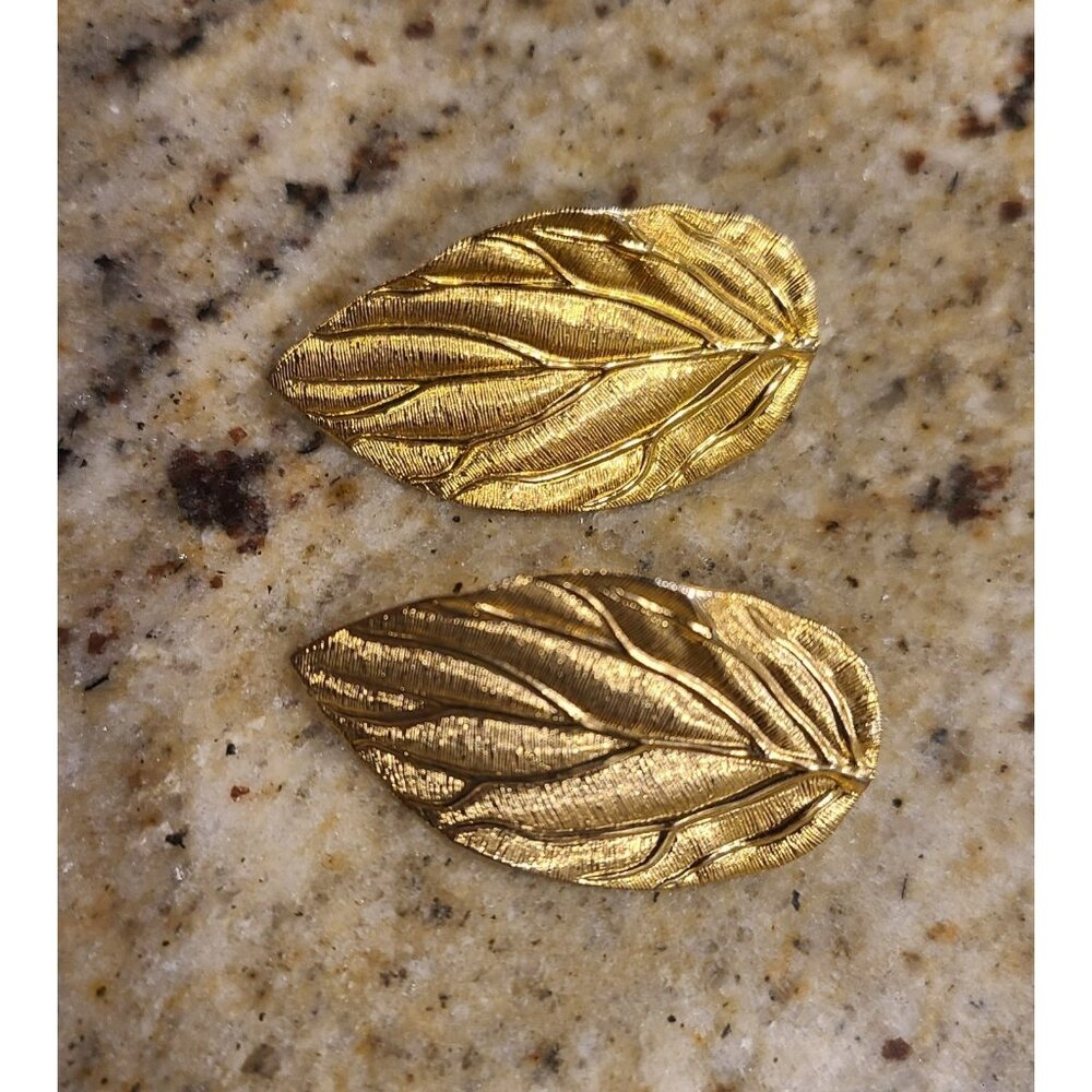 Gold Tone Etched Metal Leaf Shape Clip On Earrings KIM Rogers 1.5" Old Money